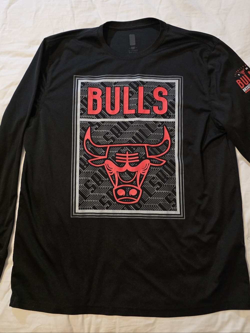 Chicago Bulls Black Long-Sleeve Graphic Tee with Red Logo Mens XL